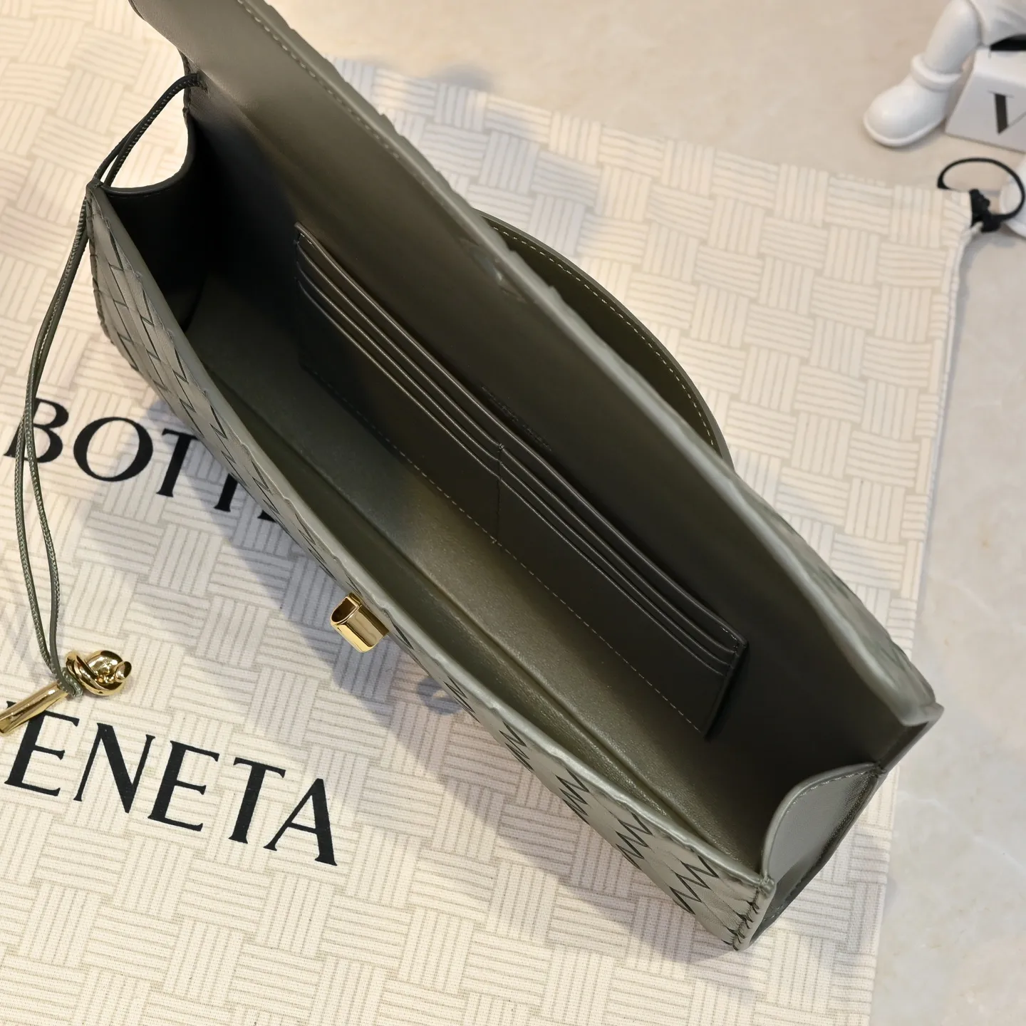 The batch of 1360 BV Andiamo evening handbags has been heavily planted again~ The designer aesthetics in the era of economic downturn are back. I fall in love with it at first sight and can't put it down. It's so beautiful and full of aura. The shape and texture are very competitive. It's light in weight and has sufficient capacity. It's a must-have for fashionistas. It's suitable for many occasions, minimalist, high-end and light luxury. Model No.: 741511 Size: 31*13*3cm